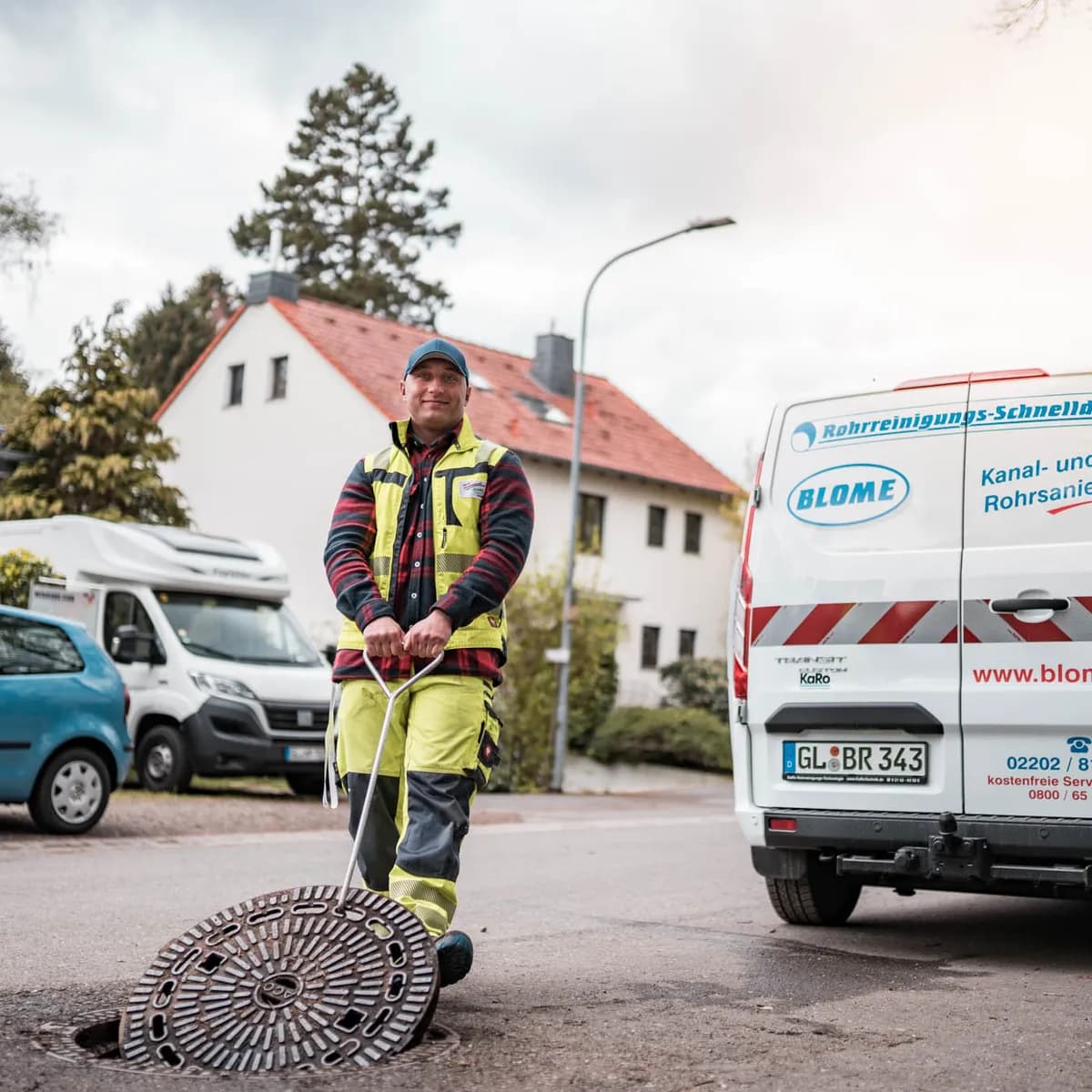 Techniker inspiziert Hausanschlussschacht am Grundstück des Kunden
