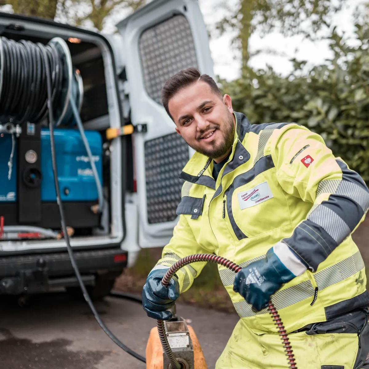 Notdienst-Techniker trifft beim Kunden ein, um einen Wasserschaden zu begrenzen
