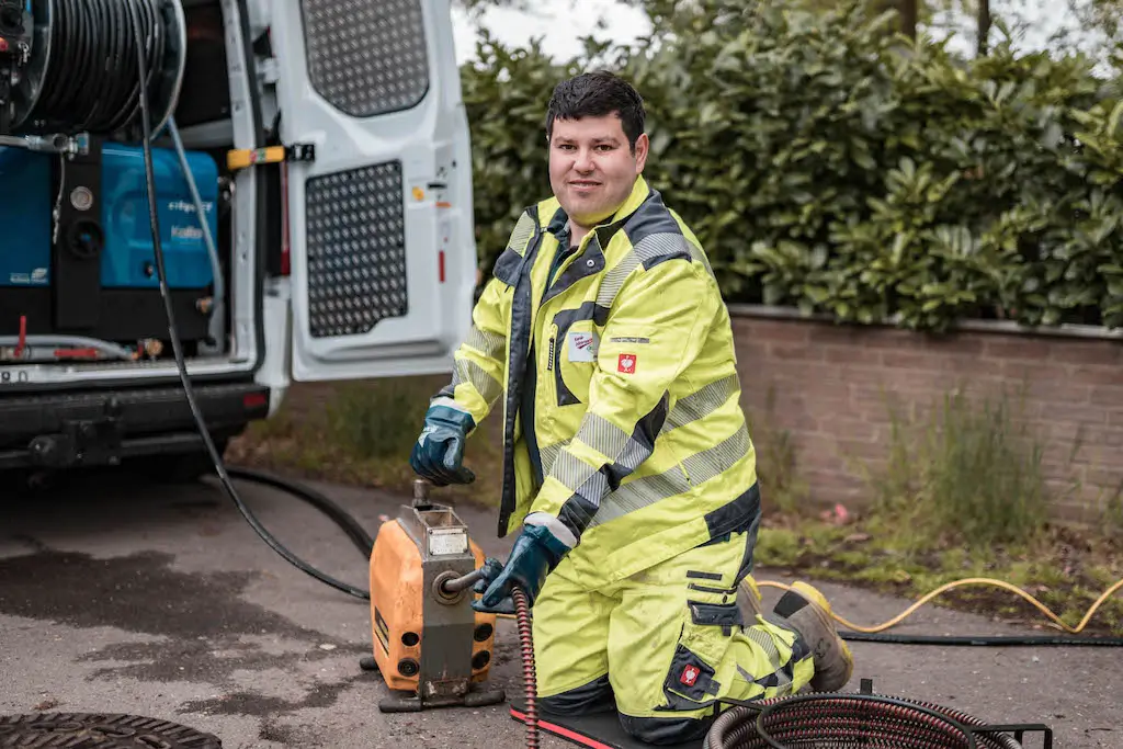 Fachmann bei der Rohrreinigung Alkenrath mit Profi-Ausrüstung im Einsatz.