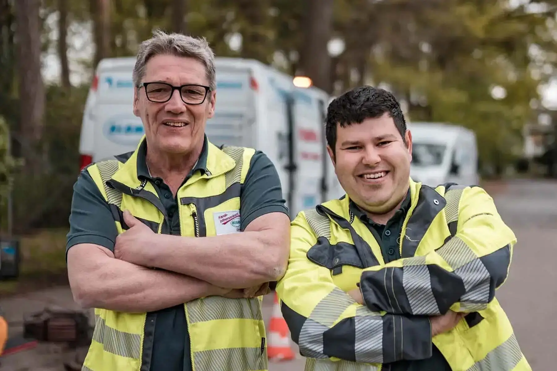 Fachteam der Kanalreinigung Benrath mit Service-Fahrzeug im Hintergrund.