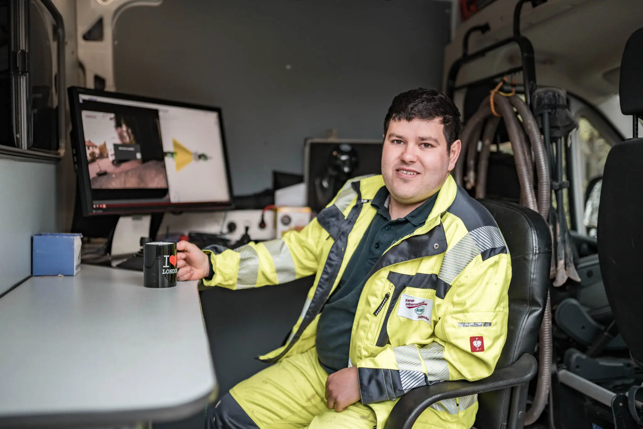 Mitarbeiter von Rohrreinigung Chorweiler im Einsatzfahrzeug mit Überwachungsequipment.